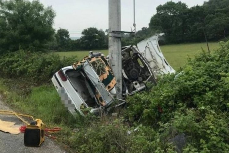 &Ccedil;anakkale'de kaza sonucu ara&ccedil; hurdaya d&ouml;nd&uuml;: 2 &ouml;l&uuml;, 1 yaralı