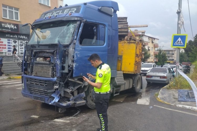 İstanbul'da tır ile İETT otob&uuml;s&uuml; &ccedil;arpıştı! 5 kişi yaralandı