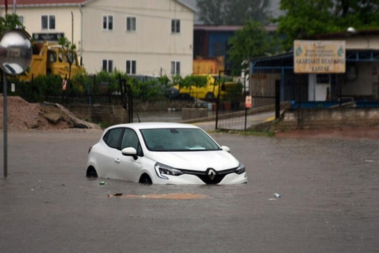 Edirne'de kuvvetli yağış y&uuml;z&uuml;nden evleri su bastı