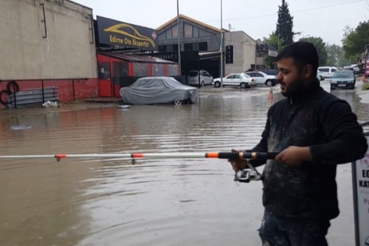 Edirne'de sağanak yağış yolları g&ouml;le &ccedil;evirdi