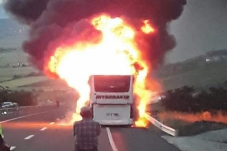 Elazığ'da yolcu otob&uuml;s&uuml; alev topuna d&ouml;nd&uuml;