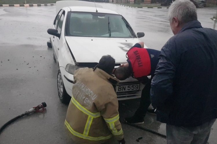 Karab&uuml;k'te seyir halindeki otomobilden y&uuml;kselen dumanlar tedirginlik yarattı