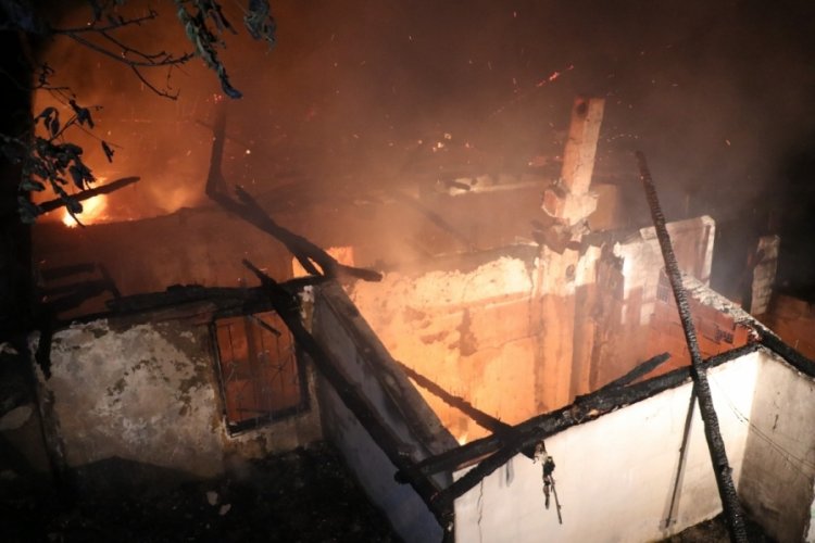 Amasya'da k&ouml;y evinde korkutan yangın &ccedil;ıktı