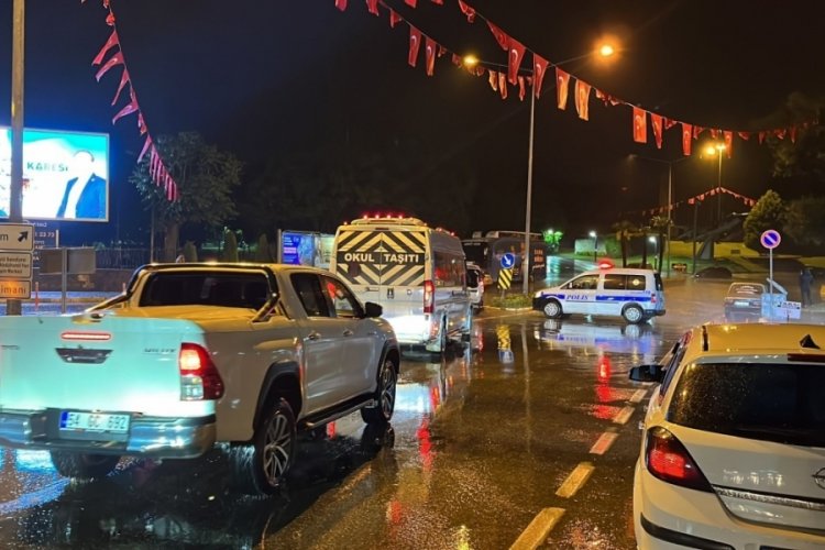 Balıkesir'i yarım saatlik yağmur fel&ccedil; etti