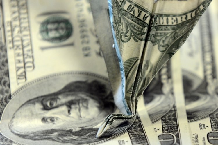Yıl sonu dolar tahmini geriledi