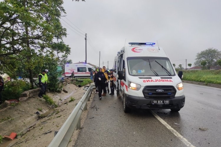 Tekirdağ'da otob&uuml;s bekleyen yaşlı adama otomobil &ccedil;arptı! Olay yerinde hayatını kaybetti