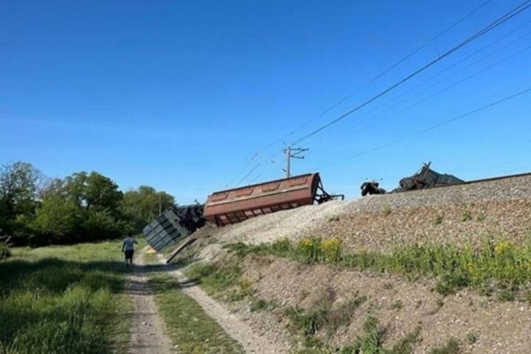 Kırım'da tahıl y&uuml;kl&uuml; tren raydan &ccedil;ıkarak devrildi