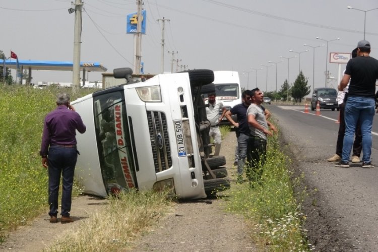 Diyarbakır'da minib&uuml;s şarampole yuvarlandı: &Ccedil;ok sayıda yaralı var