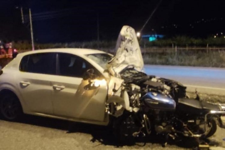 Motosiklet otomobile ok gibi saplandı: 1 &ouml;l&uuml;
