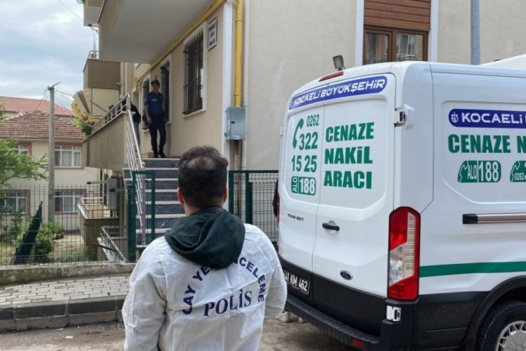 Kocaeli'nde oğlu tarafından banyoda &ouml;l&uuml; olarak bulundu