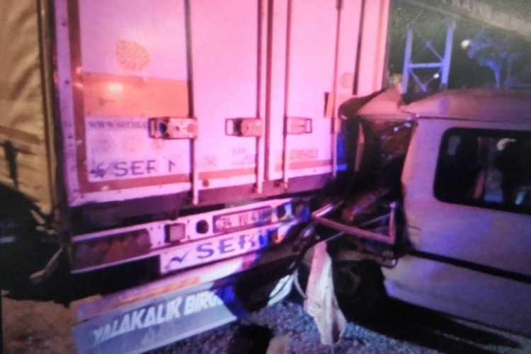 Edirne Keşan'da panelvan ara&ccedil; park halindeki tıra &ccedil;arptı: 1 yaralı