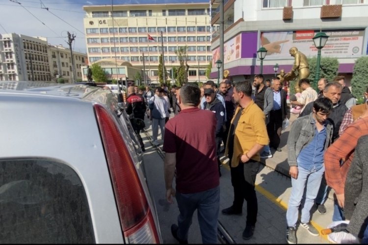 Eskişehir'de bankamatikten 50 bin lira &ccedil;alan şahsı polis lin&ccedil;ten kurtardı