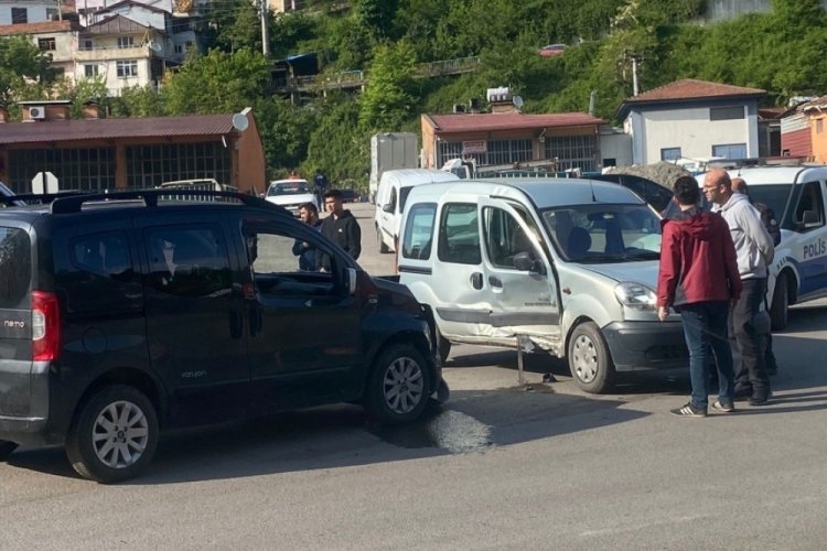 Zonguldak'ta iki otomobil &ccedil;arpıştı