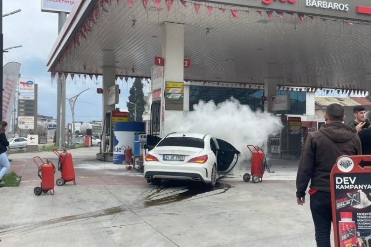 Kocaeli'nde otomobil benzin istasyonuna daldı