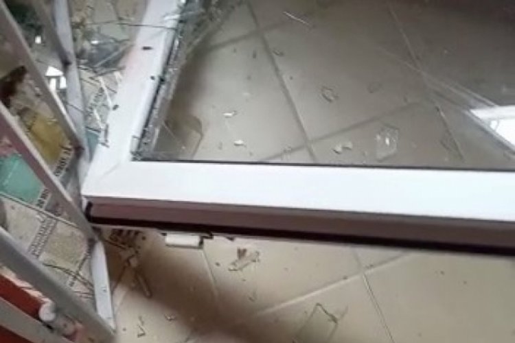 İstanbul Maltepe'de devrilen ağa&ccedil; evinin camlarını kırdı
