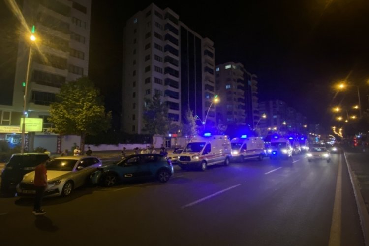 Diyarbakır'da otomobil park halindeki ara&ccedil;lara &ccedil;arptı: 7'si &ccedil;ocuk 9 yaralı