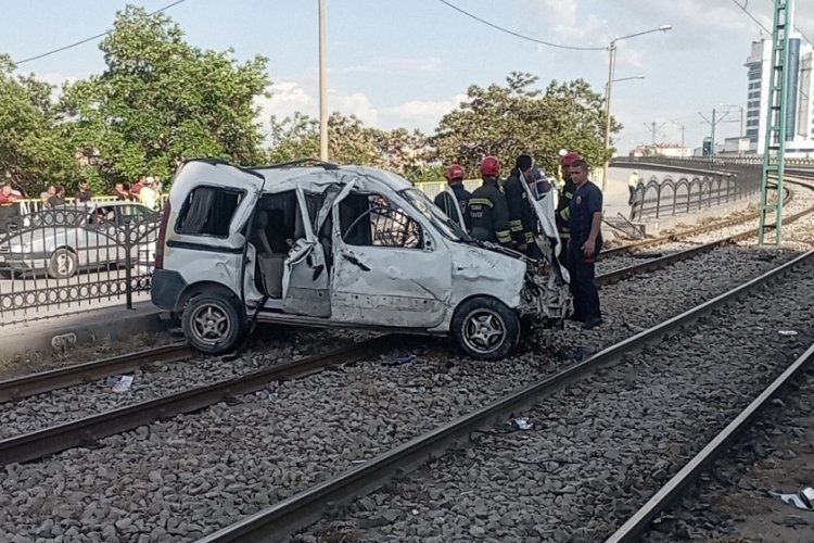 Konya'da kontrolden &ccedil;ıkan ara&ccedil; tramvay yoluna girdi: 3 yaralı