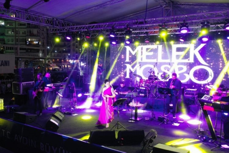 Aydınlılar, Melek Mosso ile coştu