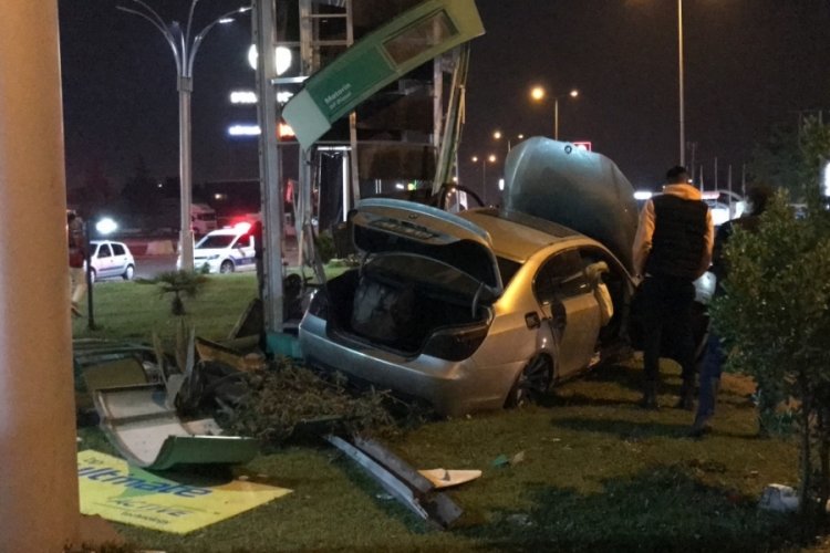 Kocaeli'nde akaryakıt istasyonunun fiyat tabelasına &ccedil;arpan otomobilin s&uuml;r&uuml;c&uuml;s&uuml; yaralandı