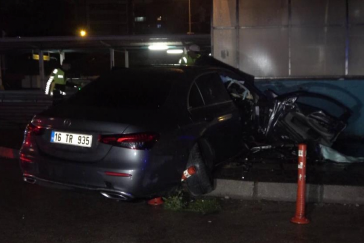 Bursa'da kontrolden &ccedil;ıkan ara&ccedil; hurdaya d&ouml;nd&uuml;: 3 &ouml;l&uuml;, 1 ağır yaralı