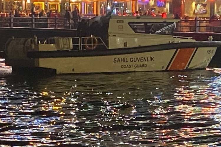 Galata K&ouml;pr&uuml;s&uuml;'nden denize d&uuml;şen vatandaş hayatını kaybetti