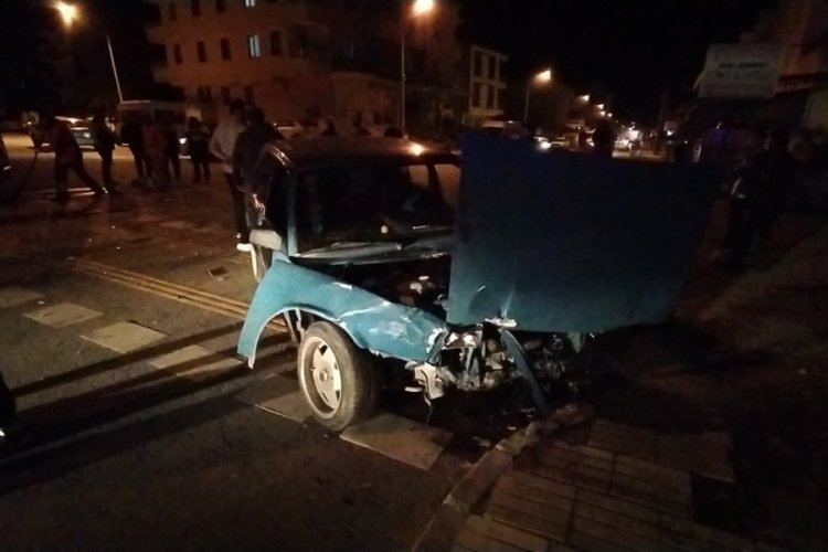 &Ccedil;orum'da iki otomobil &ccedil;arpıştığı kazada 3 kişi yaralandı