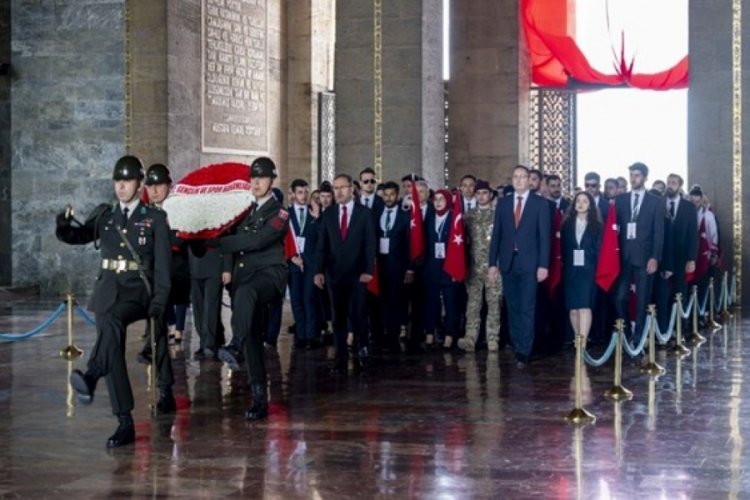 Bakan Kasapoğlu gen&ccedil;lerle birlikte Anıtkabir'de