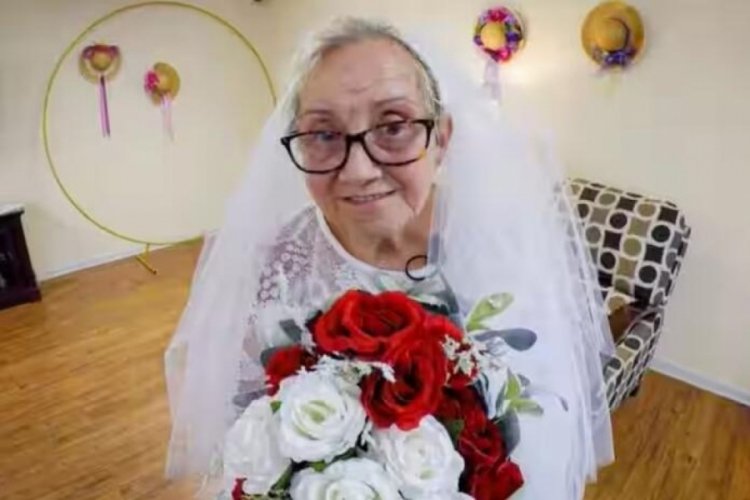 ABD'de erkeklere t&ouml;vbe eden yaşlı kadın, 77 yaşında kendi ile evlendi