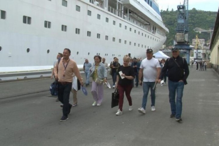 Trabzon Limanına turizm sezonunun ilk kruvaziyer gemisi geldi