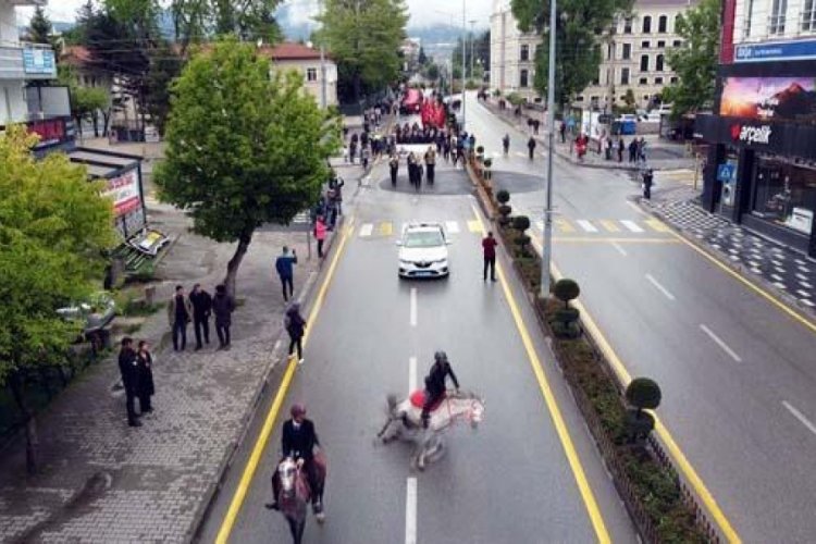 Bolu'da Kortej sırasında yolda kayan at, biniciyle birlikte d&uuml;şt&uuml;