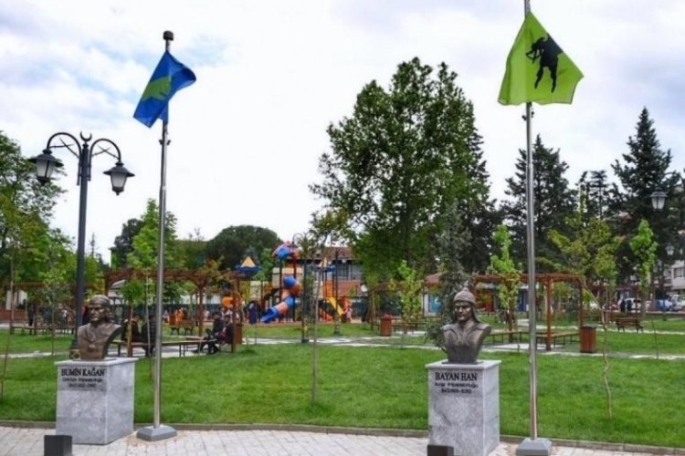 Bursa Yenişehir Millet Bah&ccedil;esi'nde T&uuml;rk b&uuml;y&uuml;klerinin b&uuml;stleri yer alıyor