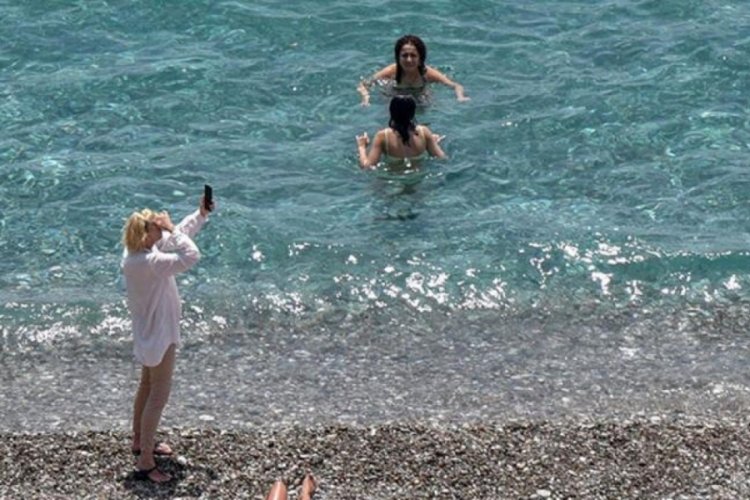 Antalya'da sahillerde bayram yoğunluğu