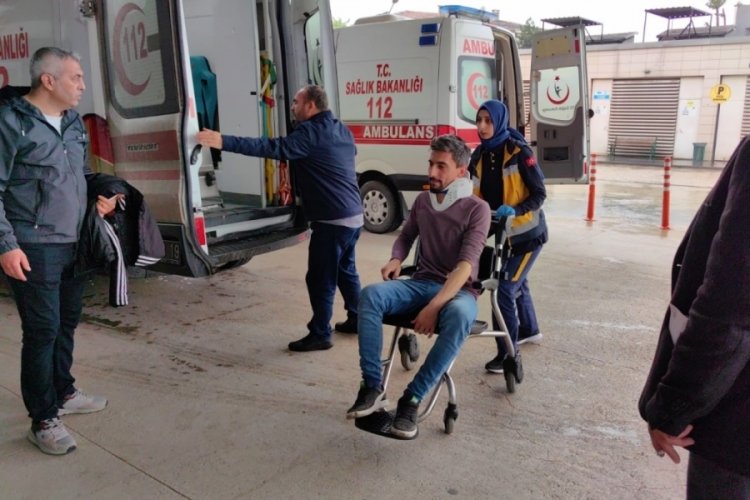 Bursa'da kamyon iş&ccedil;i servisine &ccedil;arptı: Yaralılar var