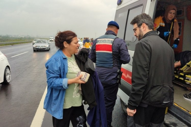Bursa'da otomobil bariyerlere saplandı! Kazaya duran araca başka bir otomobil &ccedil;arptı: Yaralılar var