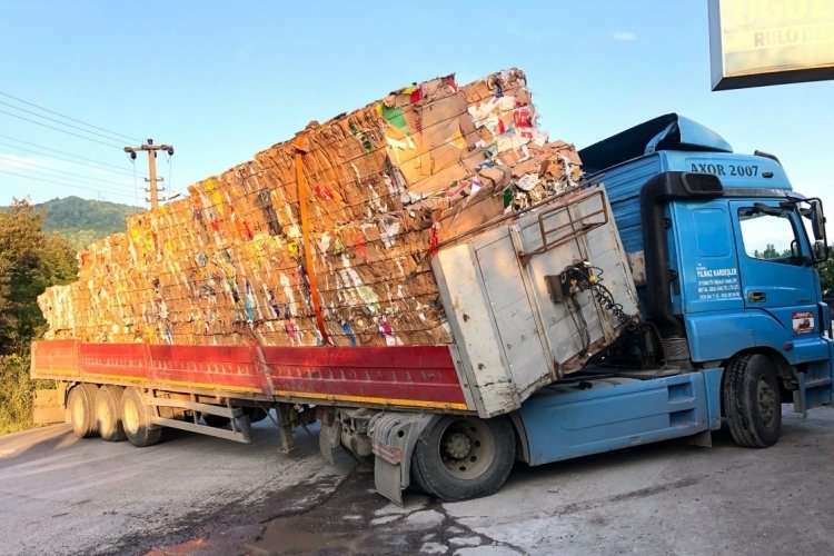 Zonguldak'ta kavşaktan d&ouml;nerken makası kırılan tır, trafiği kilitledi