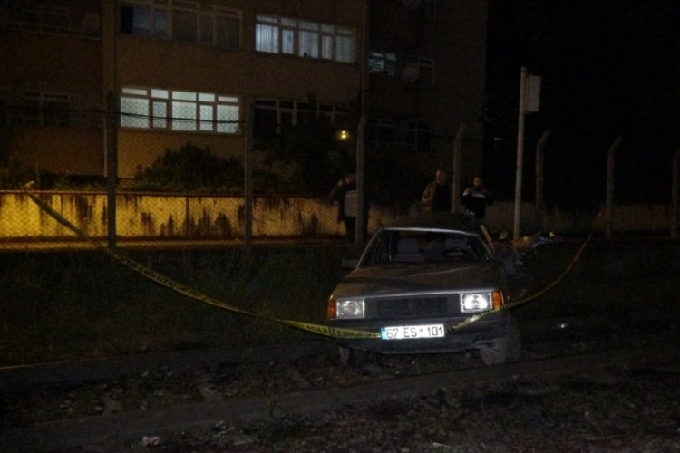 Zonguldak'ta yolcu treni hemzemin ge&ccedil;itte otomobile &ccedil;arptı