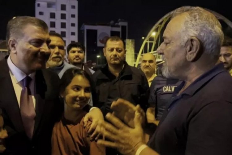 Fahrettin Koca'yla karşılaşan depremzede: Bakanım artık uyuyun siz bize lazımsınız