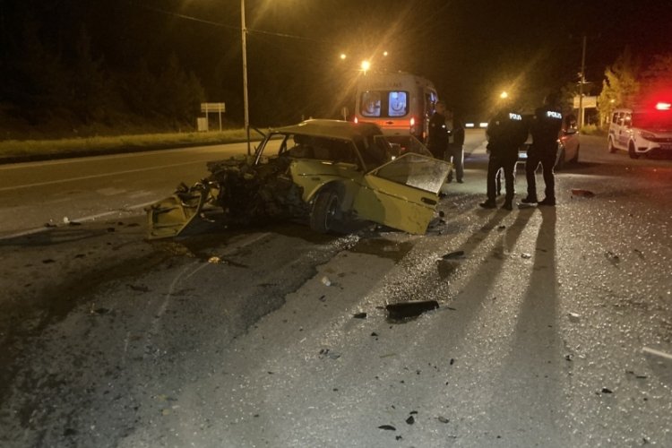 Alkoll&uuml; ve ehliyetsiz s&uuml;r&uuml;c&uuml; yol kenarında duran tıra &ccedil;arptı! Yaralılar var