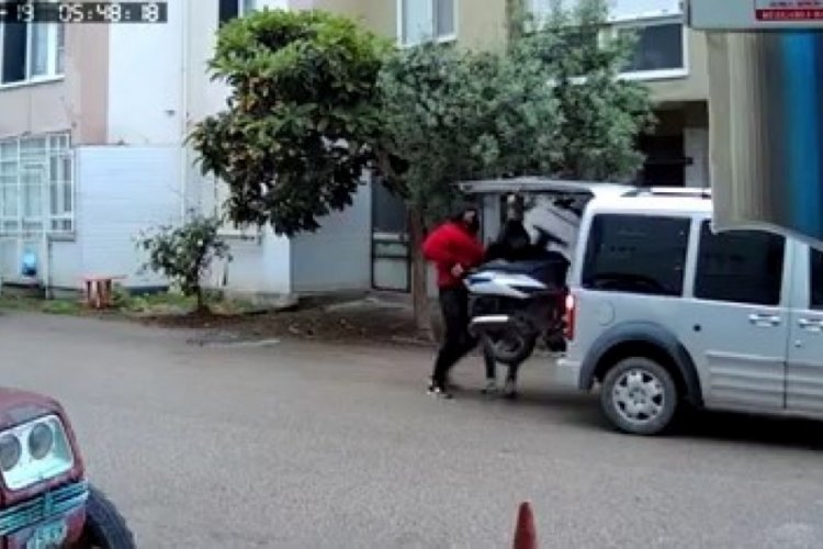 Bursa'da yolda g&ouml;rd&uuml;kleri motosikleti 1 dakikada b&ouml;yle &ccedil;aldılar
