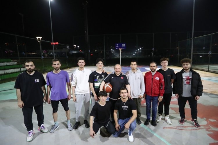 Bakan Varank, ilk kez oy kullanan gen&ccedil;lerle gece yarısı basketbol ma&ccedil;ı yaptı