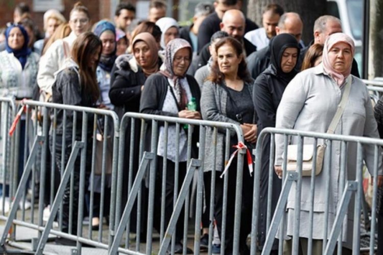 Almanya'daki T&uuml;rkler se&ccedil;iminin 2. turunda uzun kuyruklar oluşturdu