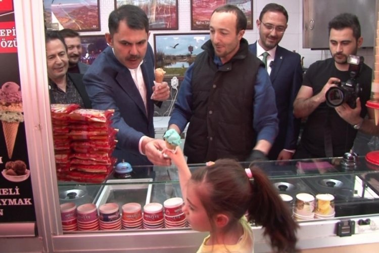 Bakan Kurum tezgahın başına ge&ccedil;ti, vatandaşlara dondurma ikram etti