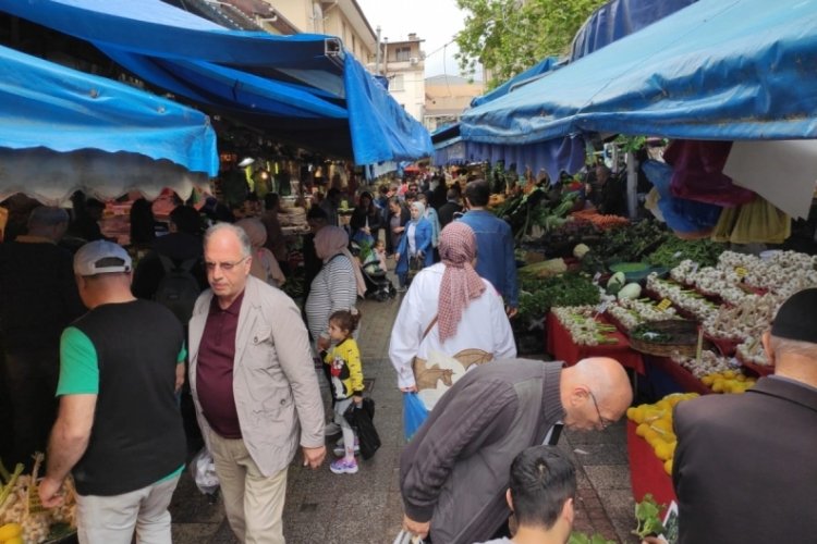 Yağışsız havayı g&ouml;ren Bursalılar &ccedil;arşı-pazara akın etti
