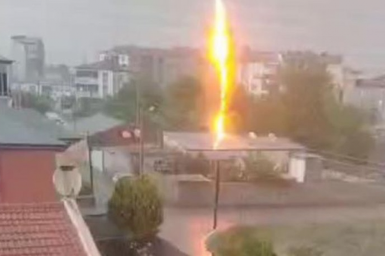 Iğdır'da tek katlı eve yıldırım d&uuml;şt&uuml;!