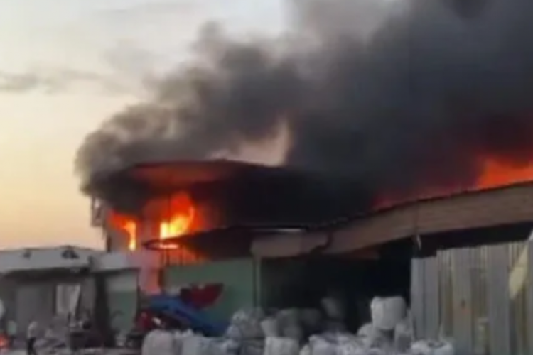 Adana'da geri d&ouml;n&uuml;ş&uuml;m fabrikasında yangın &ccedil;ıktı