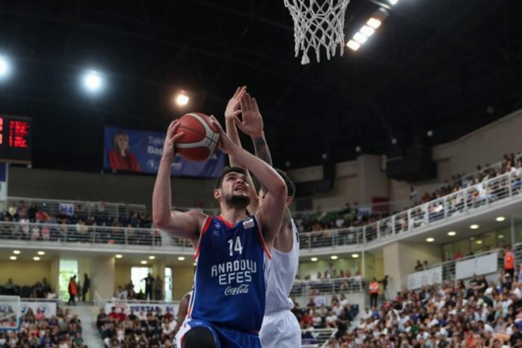 Anadolu Efes'ten Merkezefendi'ye 23 sayı fark!