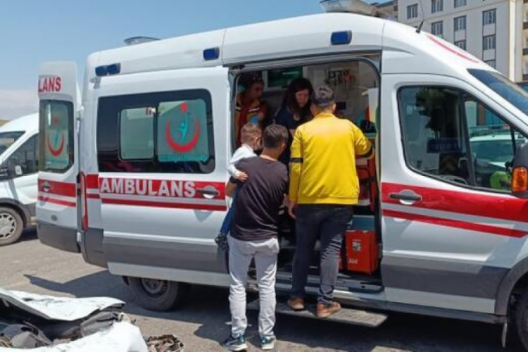 Siirt'te kamyonet ile otomobil &ccedil;arpıştı: 7 yaralı