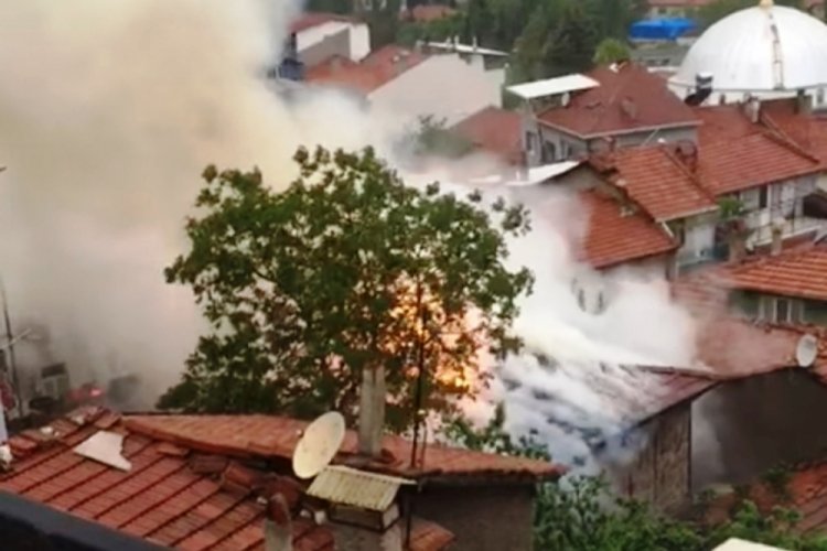 K&uuml;tahya' Emet'te ahşap ev yangını korkuttu