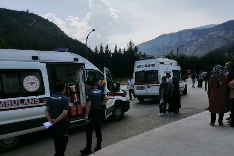 Karab&uuml;k'te iki otomobil &ccedil;arpıştı: 5 yaralı