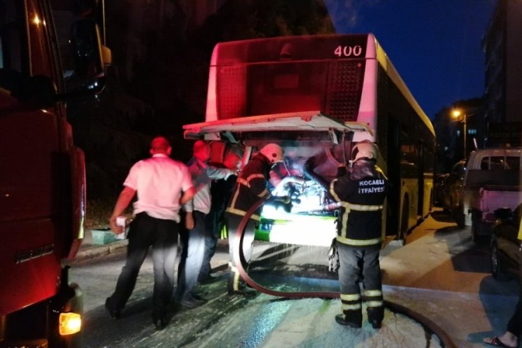 Kocaeli'nde yolcu otob&uuml;s&uuml;n&uuml;n motor kısmından y&uuml;kselen duman tedirgin etti